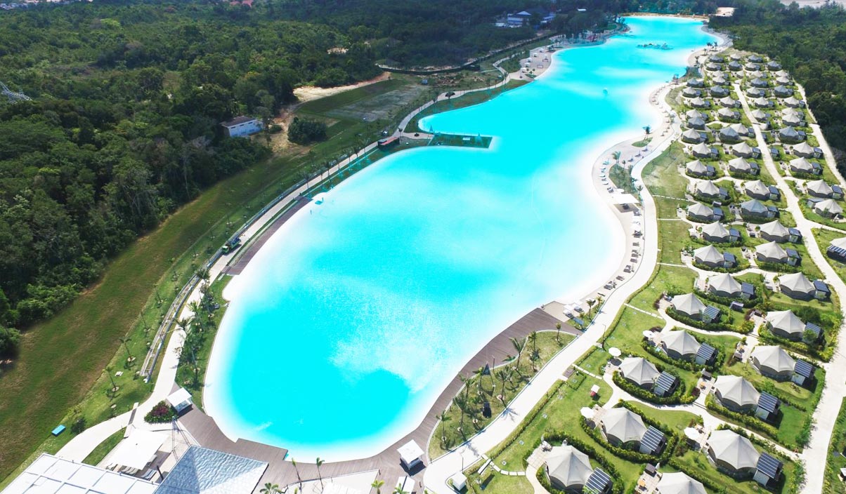 The Crystal Lagoon's white sands and crystal-clear waters that span 6.3 hectares.