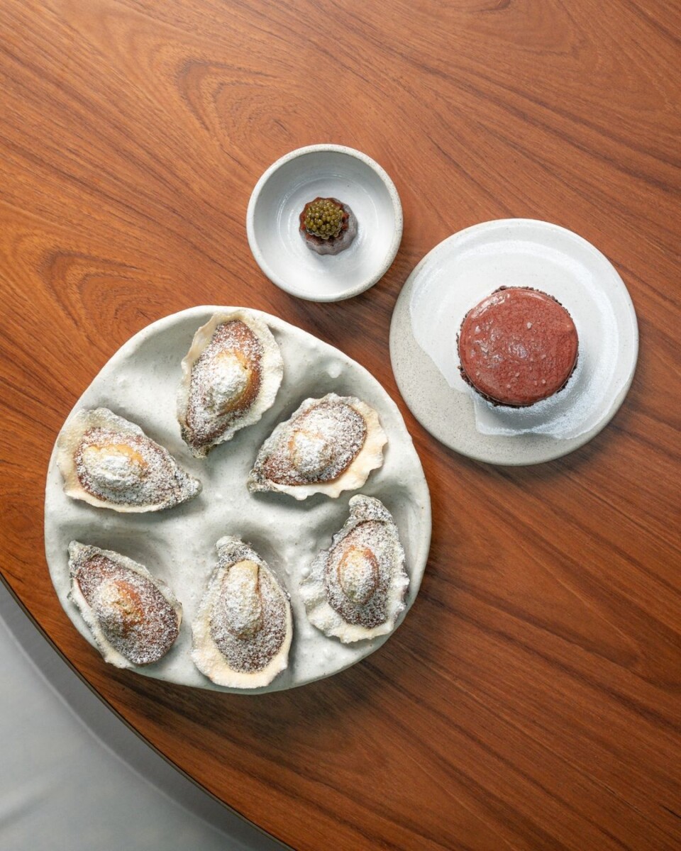 End your meal with bold flavors: try Calamansi Madeleines, Valrhona Chocolate Macaron with yellowfin tuna eye ice cream, or rum and vanilla Kaviari Canelé topped with Oscietra caviar.