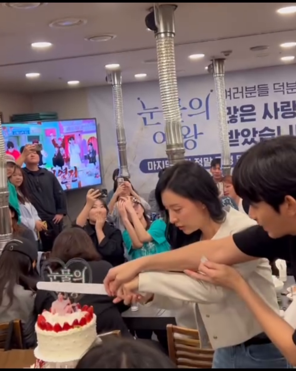 Jang Yoon-ju shared on her Instagram page clips and photos from the said wrap-up party held in a barbecue restaurant.