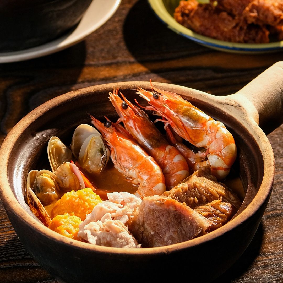 Prawn noodle perfection! Must-try claypot soup with rich, flavorful broth.