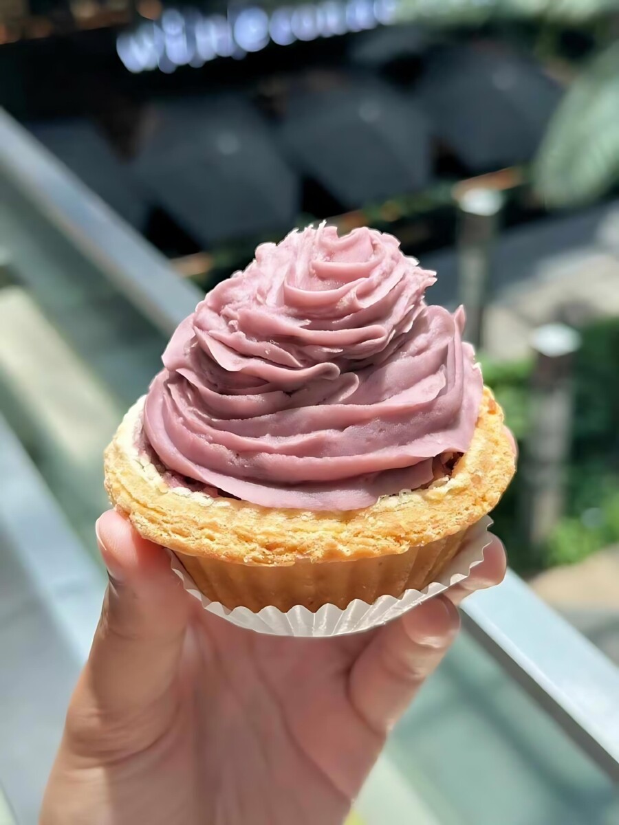 Don't miss Honolulu Cafe's crispy taro tart, a delightful combination of crispy perfection and creamy taro!