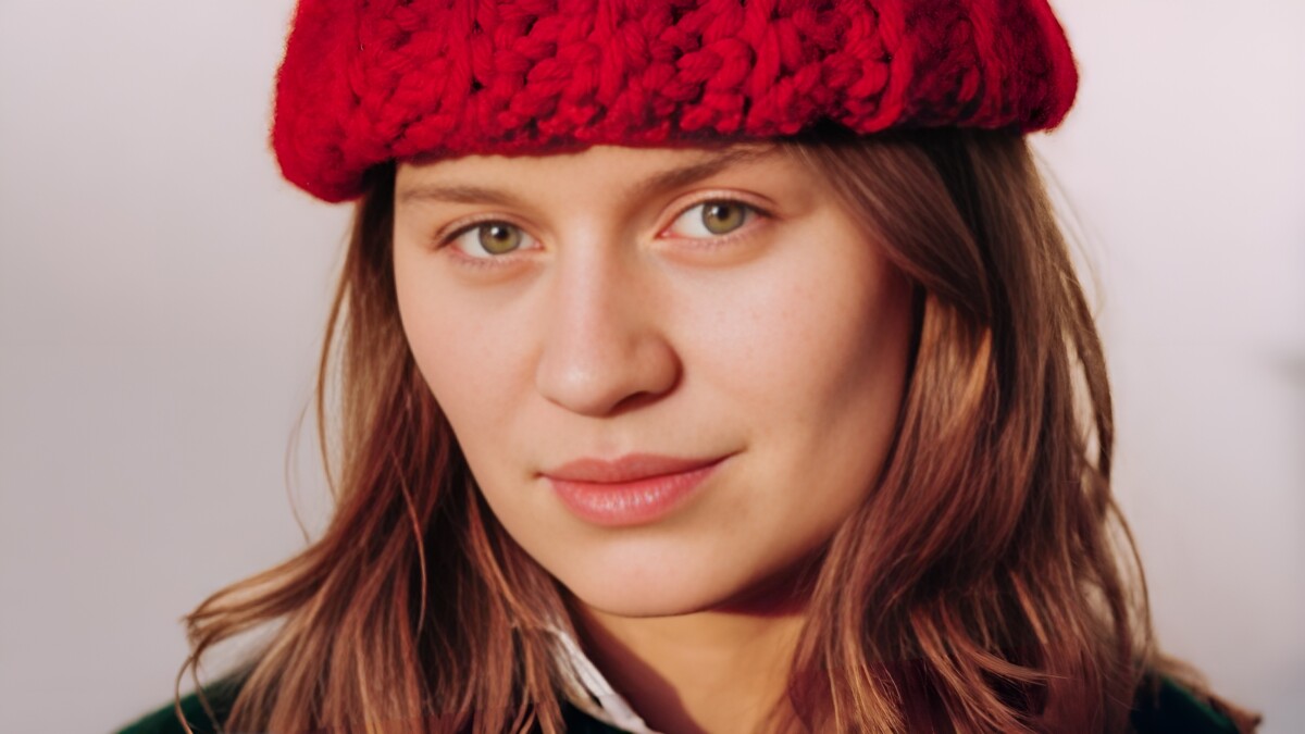 Norwegian artist girl in red fills Singapore with dreamy melodies & raw emotions!
