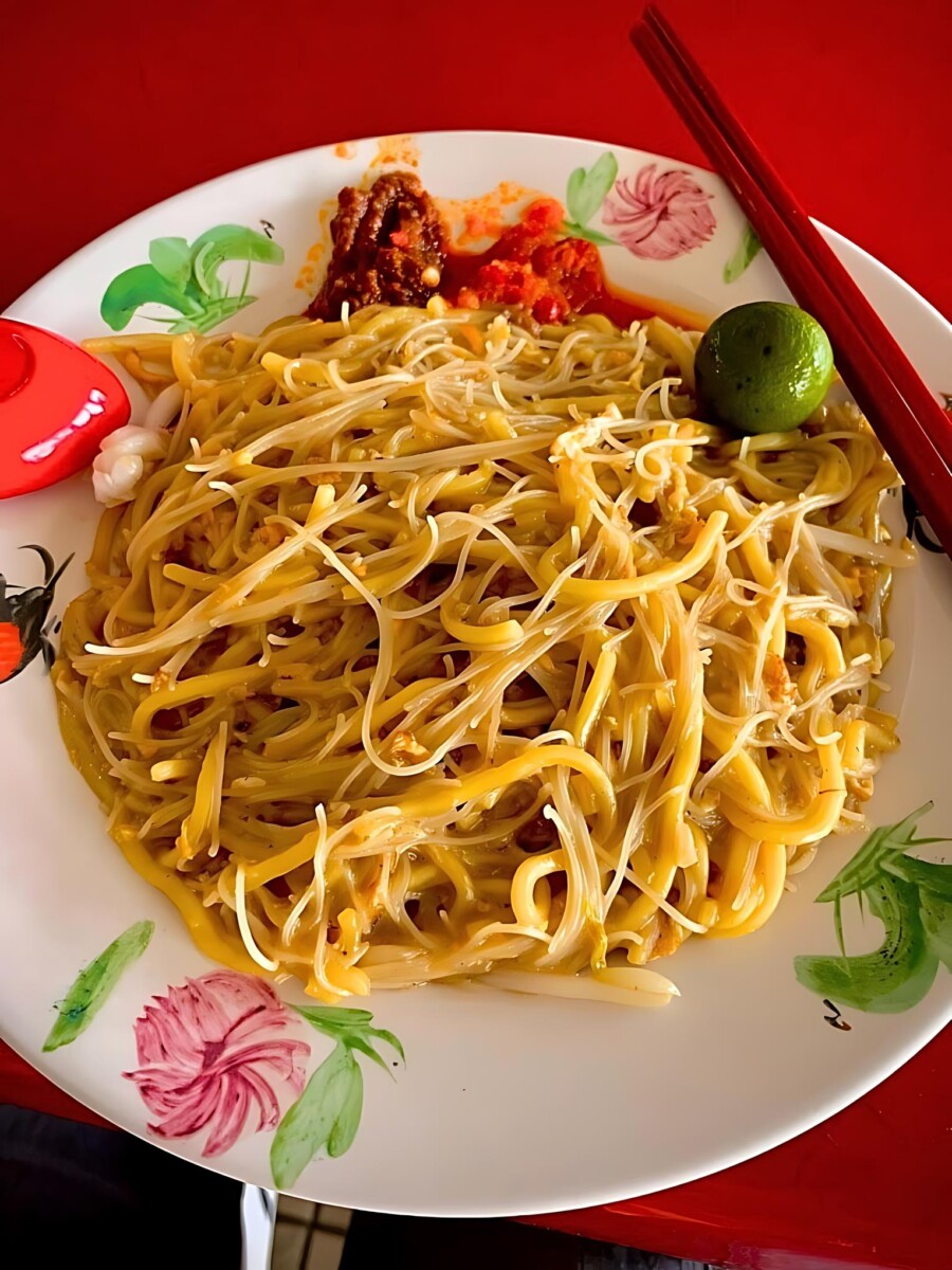 Dive into Singaporean Hawker history with Original Simon Road's iconic "wet" or "dry" Hokkien Mee!