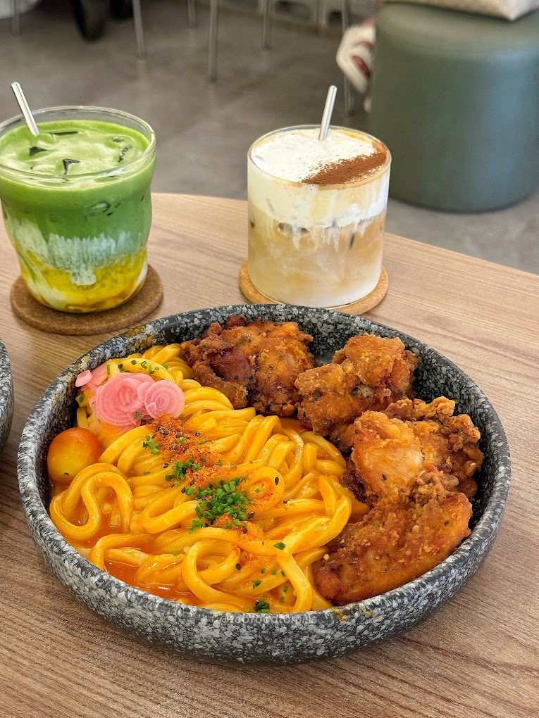 Indulge in the creamy gochujang sauce, bouncy udon noodles together with fried chicken.